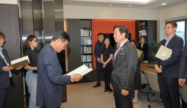 서상진 국장이 복현 재건축 과정에서의 공로를 인정받아 표창을 수상하고 있다./사진=대구 북구청