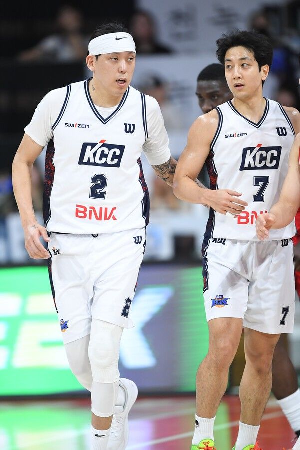 부산 KCC 최준용과 허훈. /사진=KBL