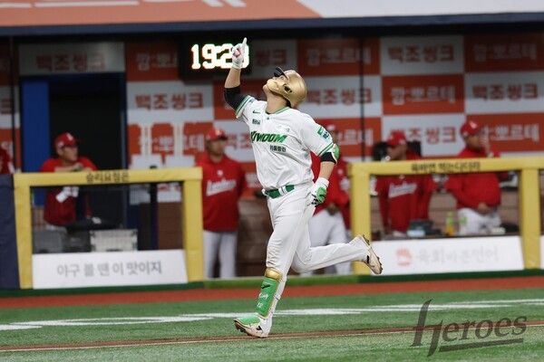 21일 키움 김건희가 서울고척스카이돔에서 열린 SSG와 2026 KBO리그 정규시즌 경기 중 3회 데뷔 첫 만루홈런을 신고했다. (▲김건희 : 3타수 1안타 1홈런 4타점 1득점)). /사진=키움 히어로즈
