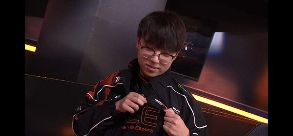 21일 서울 종로구 치지직 롤파크에서 열린 2026 LCK 정규 시즌 2라운드. 한화생명e스포츠가 초반 흔들림을 딛고 BNK 피어엑스를 상대로 역전 드라마를 써내며 2:0으로 승리하며 시즌 13승 고지에 올랐다. (▲ 신예 블러핑 / HLE & BNK=2:0)./사진=네이버 치지직 라이브영상 캡처