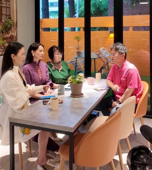 역사를 만드는 세계의 사람들. 니누쉬카(NINUSHKA)브랜드를 만든 러시아 패션 디자이너 엘레나 글로벌 디렉터 그리고 그의 친구 패션 모델 나타샤를 만나다. /사진=STN