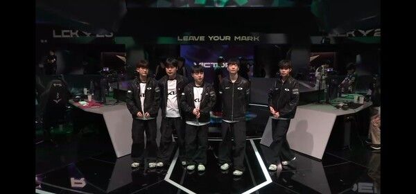 21일 서울 종로구 롤파크에서 열린 2026 LCK 정규 시즌 2라운드 2경기 3세트에서 디플러스 기아가 한진 브리온을 꺾고 귀중한 승리를 챙겼다. (▲DK & BRO=2:1)./사진=네이버 치지직 라이브영상 캡처