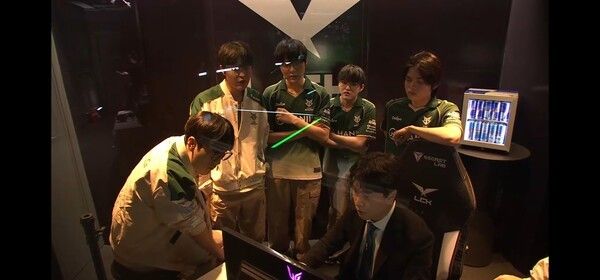 21일 서울 종로구 롤파크에서 열린 ‘2026 리그 오브 레전드 챔피언스 코리아(LCK)’ 정규 시즌 2라운드 2경기 2세트를 가져가면서 벼랑 끝에 몰린 한진 브리온이 다시 승부를 원점으로 돌렸다. (▲DK & BRO=1:1)./사진=네이버 치지직 라이브영상 캡처