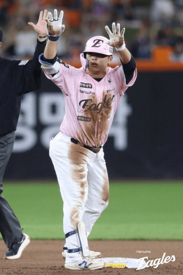 22일 한화가 대전 한화생명볼파크에서 열린 2026 신한 SOL KBO리그 정규시즌 두산과 홈경기에서 &nbsp;선발 왕옌청의 7이닝 역투와 이도윤의 적시타, 노시환의 쐐기타를 앞세운 한화 이글스가 두산 베어스를 5-3으로 꺾고 길었던 3연패에서 벗어났다. (▲ 한화 문현빈. 4타수 2안타 1타점 1득점). /사진=한화이글스