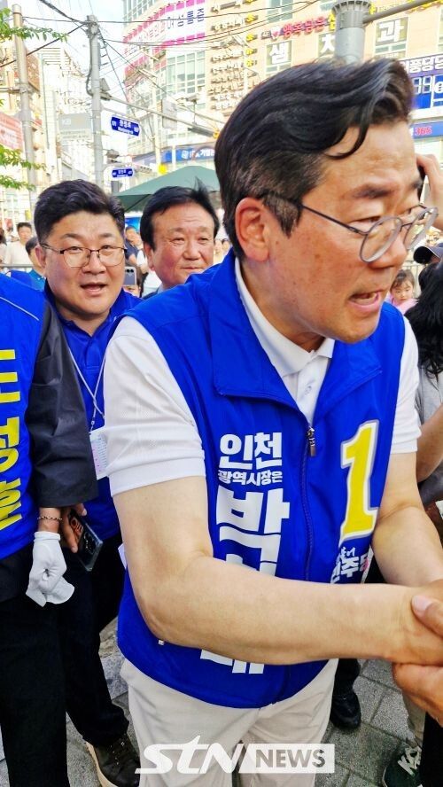 시민과 인사하는 박찬대 후보/사진=정명달 기자