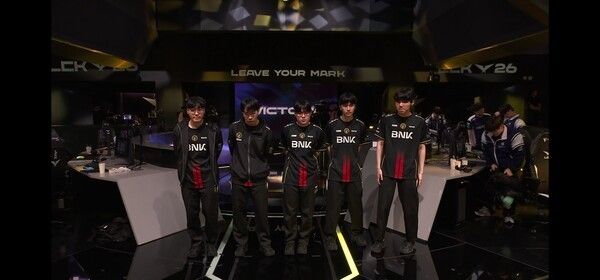 27일 서울 종로구 롤파크에서 열린 ‘2026 리그 오브 레전드 챔피언스 코리아(LCK)’ 정규 시즌 2라운드 2경기에서 BNK 피어엑스는 키움 DRX를 세트 스코어 2대1로 꺾었다. (▲BNK & KRX=2:1)./사진=네이버 치지직 라이브영상 캡처