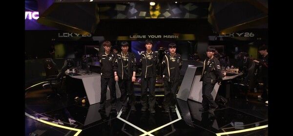 27일 서울 종로구 롤파크에서 열린 ‘2026 리그 오브 레전드 챔피언스 코리아(LCK)’ 정규 시즌 경기 3세트 승부에서 젠지가 베인-갈리오 조합이라는 과감한 선택을 완벽하게 성공시키며 한화생명을 무너뜨렸다. (▲GEN & HLE=2:1)./사진=네이버 치지직 라이브영상 캡처