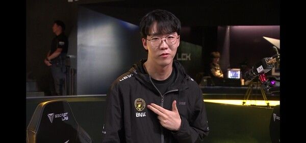 27일 서울 종로구 롤파크에서 열린 ‘2026 리그 오브 레전드 챔피언스 코리아(LCK)’ 정규 시즌 2라운드 2경기에서 BNK 피어엑스는 키움 DRX를 세트 스코어 2대1로 꺾었다. (▲BNK & KRX=2:1)./사진=네이버 치지직 라이브영상 캡처