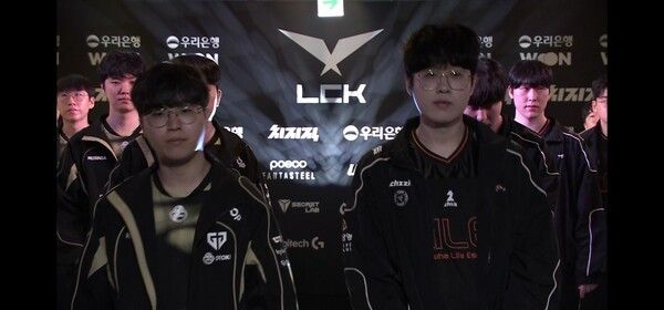 27일 서울 종로구 롤파크에서 열린 ‘2026 리그 오브 레전드 챔피언스 코리아(LCK)’ 정규 시즌 경기 1세트에서 한화생명이 40분이 넘는 장기전 끝에 1세트를 가져갔다. (▲HLE & GEN=1:0)./사진=네이버 치지직 라이브영상 캡처
