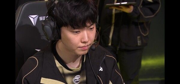 27일 서울 종로구 롤파크에서 열린 ‘2026 리그 오브 레전드 챔피언스 코리아(LCK)’ 정규 시즌 경기 2세트에서 초반 위기를 맞았던 젠지가 경기를 뒤집고 1:1 동점을 만들었다.(▲HLE & GEN=1:1)./사진=네이버 치지직 라이브영상 캡처