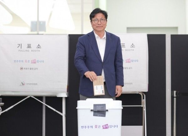지난 26일 도성훈 인천교육감 후보 캠프가 ‘캐나다 온타리오주 워털루 가톨릭 교육청’(WCDSB)으로부터 도 후보의 교육 비전에 대한 깊은 감사와 존경의 뜻을 담은 공식 서한을 수신했다고 29일 밝혔다.(▲29일 주안4동 사전투표소에서 도성훈 인천시교육감 후보가 사전투표를 하고 있다). /사진=도성훈 학생성공캠프