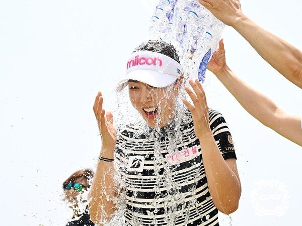 홍진주(43)가 전북 군산 컨트리클럽에서 열린 'KLPGA 2026 챔피언스 클래식 2차전'에서 우승컵을 들어 올렸다.(▲ 우승 후 동료들에게 축하 세리머니를 받고 있다). /사진=KLPGA