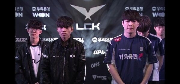 29일 서울 종로구 치지직 롤파크에서 열린 ‘2026 리그 오브 레전드 챔피언스 코리아(LCK)’ 정규시즌 2라운드 1경기에서 디플러스 기아는 키움 DRX를 상대로 1세트 승리를 거두며 먼저 웃었다.(▲DK & KRX=1:0). /사진=네이버 치지직 라이브영상 캡처