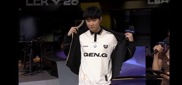 29일 서울 종로구 치지직 롤파크에서 열린 '2026 리그 오브 레전드 챔피언스 코리아(LCK)' 정규시즌 2라운드 2경기에서 젠지가 한진 브리온을 세트 스코어 2대0으로 제압했다 .(▲POM 초비가&nbsp; MSI부터 착용할 새로운 유니폼을 공개했다.). /사진=네이버 치지직 라이브영상 캡처
