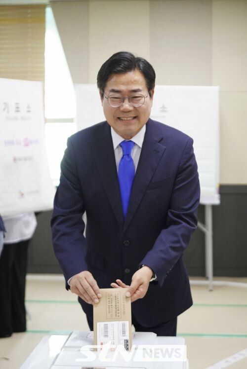 투표하는 박찬대 후보/사진=캠프