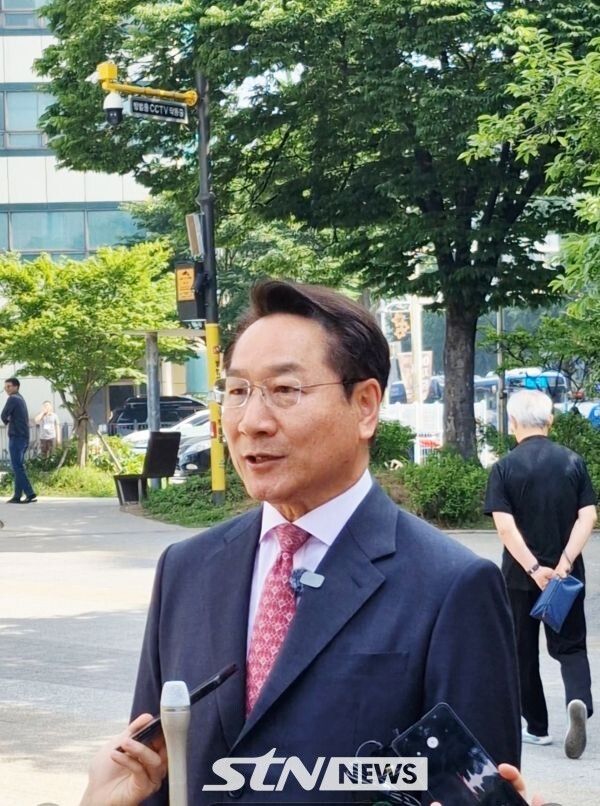 유정복 후보가 취재진의 질문에 답변하고 있다/사진=정명달 기자