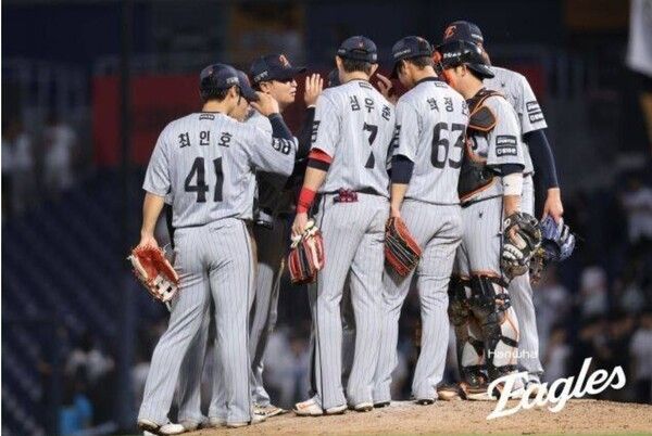 28일 한화가 창원NC파크에서 열린 2026 신한 SOL KBO리그 NC 다이노스와 경기에서 18-7 역전승을 거뒀다. 전날 패배를 설욕한 한화는 시즌 24승 25패를 기록하며 5위를 유지했다. (▲ 한화 선수단이 승리 세리머니를 하고 있다). /사진= 한화 이글스