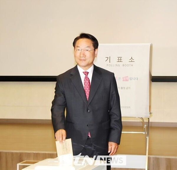 투표하는 유정복 시장 후보/사진=정명달 기자