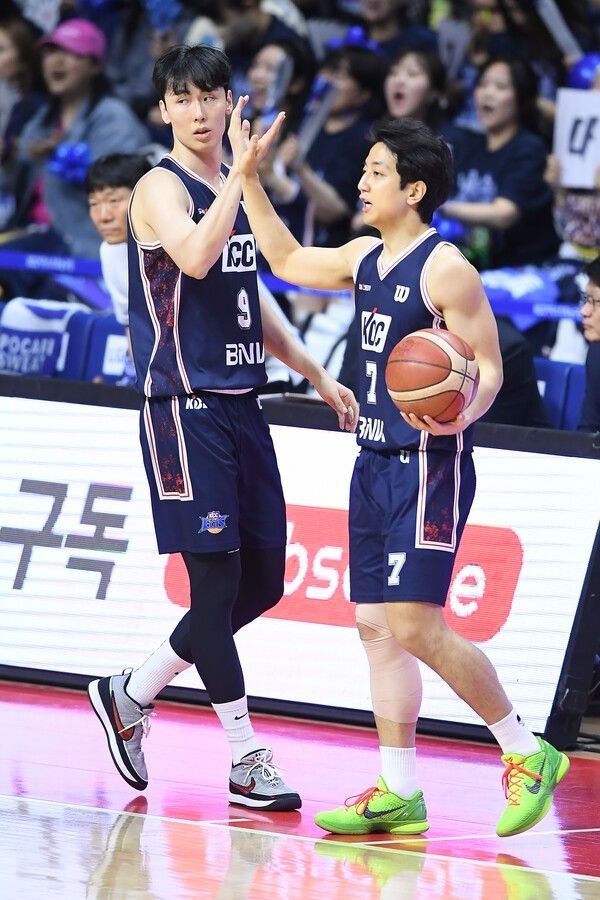 부산 KCC 송교창(왼쪽)과 허훈&nbsp;