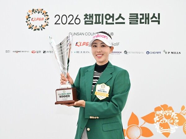 홍진주(43)가 전북 군산 컨트리클럽에서 열린 'KLPGA 2026 챔피언스 클래식 2차전'에서 우승컵을 들어 올렸다.(▲ KLPGA 2026 챔피언스 클래식 2차전 우승자 홍진주). /사진=KLPGA