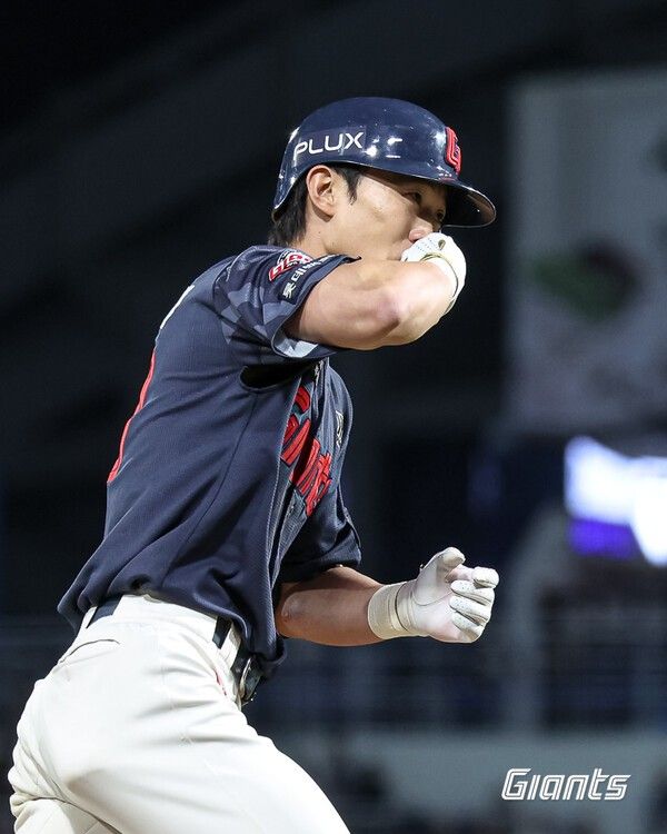 29일 롯데 자이언츠가 창원NC파크에서 열린 NC 다이노스와 2026 신한 SOL KBO 리그 정규시즌 원정경기에서 연장 10회 승부 끝에 6-2로 승리했다. (▲롯데 전민재 / 3타수 1안타, 1홈런, 2득점, 1타점). /사진=롯데 자이언츠