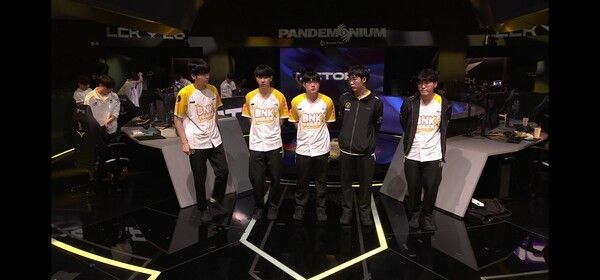 3일 종로 치지직 롤파크에서 진행된 '2026 LoL 챔피언스 코리아(이하 LCK)' 정규 시즌 2라운드, DN 수퍼스와 BNK 피어엑스의 대결에서 BNK 피어엑스가 2:0으로 승리했다.(▲BNK피어엑스 & DN수퍼스=2:0). /사진=네이버 치지직 라이브영상 캡처