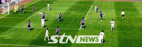 김포의 공격을 걷어내는 파주/사진=정명달 기자