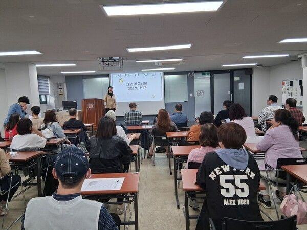 천수영 미술치료사가 수성대학교에서 미술체험 및 명상 실습을 진행하고 있다./사진=천수영 미술치료사
