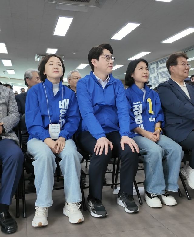 개소식에서 하정우 전 수석과 함께 연설을 듣고 있다. 앞줄 중앙 하정우 전 수석, 우측 정명희 후보/사진=정명희 후보 캠프