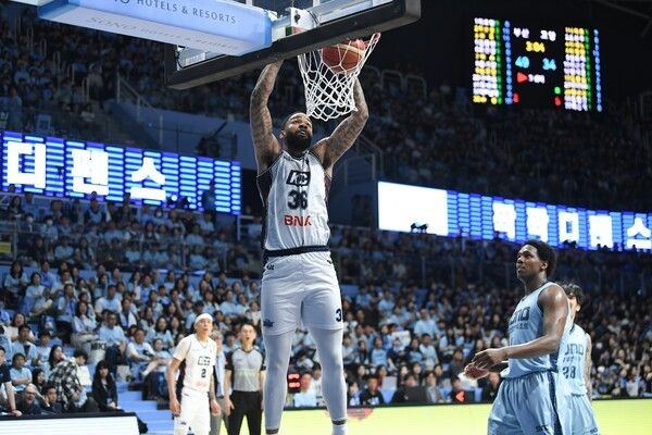 덩크슛하는 부산 KCC 숀 롱. /사진=KBL