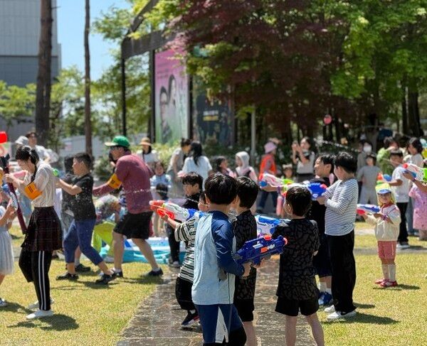 어린이날 대축제에 방문한 시민들이 물총싸움을 하고 있다/사진=이천시