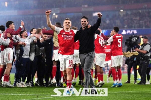 아스널이 2025-2026시즌 유럽축구연맹(UEFA) 챔피언스리그(UCL) 준결승 아틀레티코와 2차전을 마치고 기뻐하고 있다. /사진=뉴시스(AP)