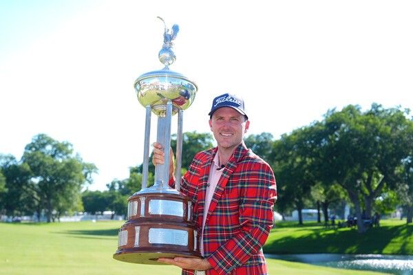 1일(한국시간) 러셀 헨리(미국)가미국 텍사스주 포트워스 콜로니얼 컨트리클럽(파70)에서 열린 PGA 투어 찰스 슈와브 챌린지 최종 라운드에서 3언더파 67타를 기록했다. 최종합계 12언더파 268타를 적어낸 그는 에릭 콜(미국)과 동타를 이룬 뒤 연장전에서 승리하며 우승 트로피를 들어 올렸다. /사진=뉴시스