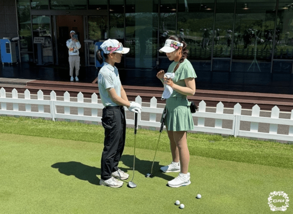 지난 30일부터 31일까지 이틀간 한국여자프로골프협회(KLPGA)가 경기도 용인 써닝포인트 컨트리클럽에서 진행한 '2026 KLPGA 엘리트 유소년 골프 멘토링'을 성공적으로 마무리했다.(▲멘토링에 참여한 송가은 프로가 참가한 어린이에게 멘토링을 하고 있다). /사진=KLPGA