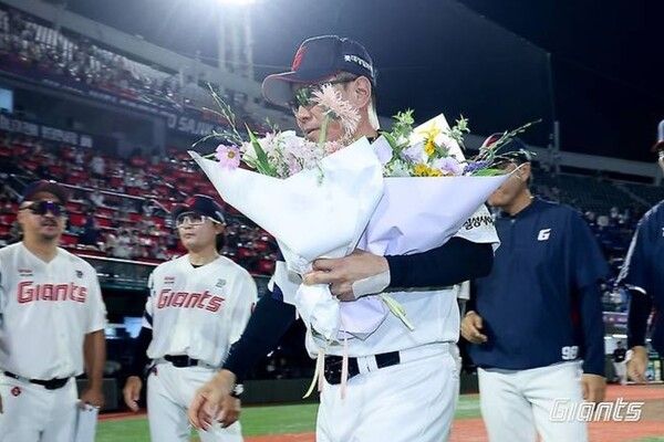 10일 롯데가 부산 사직구장에서 열린 두산과의 홈 경기에서 3-1로 승리하며 5연패에서 벗어났다.(▲ 프로 통산 800승 축하 꽃다발을 받은 롯데 김태형 감독). /사진=롯데 자이언츠