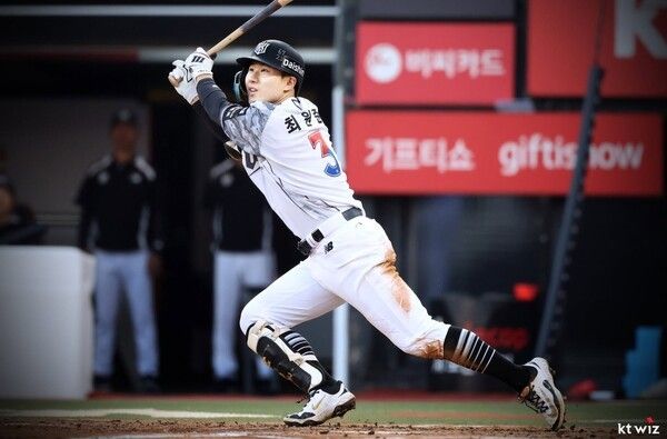 10일 KT가 수원 KT위즈파크에서 열린 2026 신한 SOL KBO리그 삼성과의 주중 3연전 두 번째 경기에서 4-3으로 꺾고 시즌 36승(1무24패)째를 수확했다. (▲ KT 최원준, 4타수 2안타 2타점 1삼진 1볼넷). /사진=KT 위즈