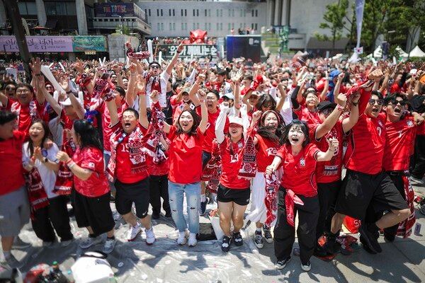 12일(한국시간) 대한민국이 멕시코 과달라하라 에스타디오 과달라하라에서 열린 2026 FIFA 북중미 월드컵 A조 1차전에서 체코를 2-1로 꺾었다. (▲2026 북중미 월드컵 조별리그 A조 1차전 대한민국과 체코의 경기에서 대한민국이 2-1로 체코를 이긴 가운데 12일 서울 종로구 광화문광장에서 시민들이 기뻐하고 있다). /사진=뉴시스