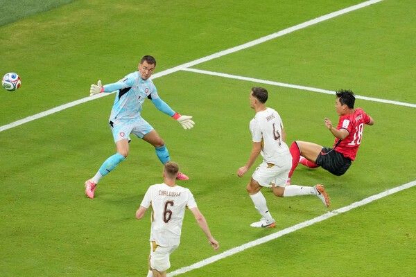 12일(한국시간) 대한민국이 멕시코 과달라하라 에스타디오 과달라하라에서 열린 2026 FIFA 북중미 월드컵 A조 1차전에서 체코를 2-1로 꺾었다. (▲11일(현지 시간)멕시코 과달라하라 인근 사포판에서 열린 월드컵 A조 축구 경기에서 한국 오현규가 체코 골키퍼 마테즈 코바르를 상대로 슈팅해 골을 넣고 있다). /사진=뉴시스