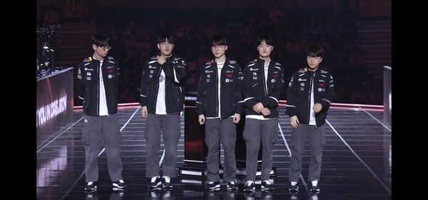 12일 한화생명e스포츠가 강원도 원주 DB프로미 아레나에서 열린 2026 LCK MSI 대표 선발전(RTM) 1번 시드 결정전에서 T1을 세트 스코어 3대1로 제압했다. (▲T1 선수단)./사진=네이버 치지직 라이브영상 캡처