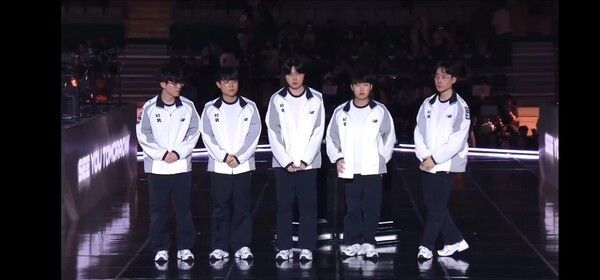 13일 강원도 원주시 원주 DB 프로미 아레나에서 열린 2026 리그 오브 레전드 챔피언스 코리아(LCK) MSI 대표 선발전(RTM) 4라운드에서 젠지 e스포츠가 KT 롤스터를 세트 스코어 3대0으로 꺾고 최종전에 진출했다. (▲ KT롤스터 선수단)./사진=네이버 치지직 라이브영상 캡처