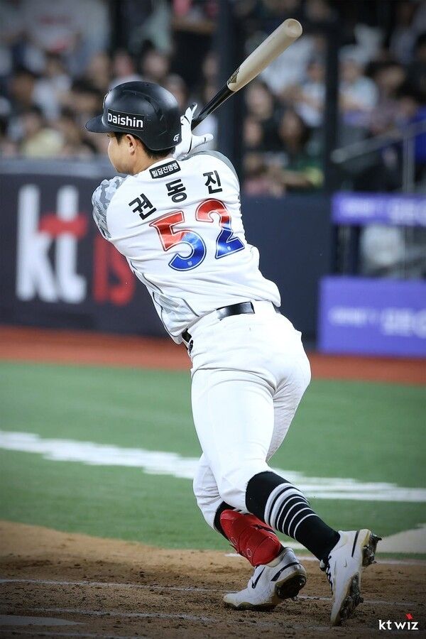 12일 KT 위즈가 수원KT위즈파크에서 열린 2026 신한 SOL KBO리그 NC 다이노스와 홈 경기에서 3-2 끝내기 승리를 거뒀다.(▲KT 권동진, 3타수 2안타 1타점). /사진=KT 위즈