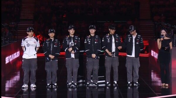 14일 강원도 원주시 원주 DB 프로미 아레나에서 열린 2026 리그 오브 레전드 챔피언스 코리아(LCK) MSI 대표 선발전(RTM) 최종전에서 T1이 젠지 e스포츠를 세트스코어 3-2로 제압하고 MSI 2026 진출권을 손에 넣었다.(▲T1 & GEN=3:2)./사진=네이버 치지직 라이브영상 캡처