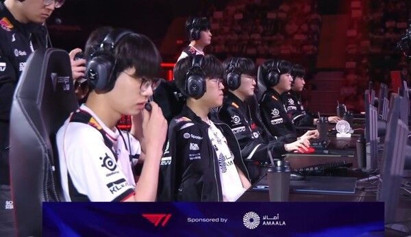 14일 강원도 원주시 원주 DB 프로미 아레나에서 열린 2026 리그 오브 레전드 챔피언스 코리아(LCK) MSI 대표 선발전(RTM) 2번 시드 결정전에서 T1이 젠지를 상대로 2세트를 승리하며 세트 스코어 1-1 균형을 맞췄다. (▲T1 & GEN=1:1)./사진=네이버 치지직 라이브영상 캡처