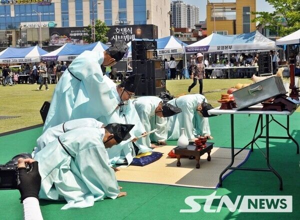 오는 19일 단오(음력 5월 5일)를 맞아 지난 13일 오후 2시부터 오후 6시까지 만안구 삼덕공원에서 안양문화원(대표 김용곤) 주관으로 단오 축제를 개최했다고 15일 밝혔다.(▲제40회 안양단오제).&nbsp; /사진=안양시