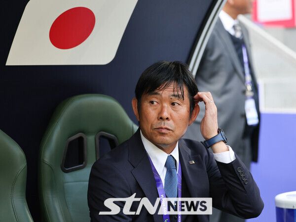 일본 축구 국가대표팀 모리야스 하지메 감독이 3일(현지시간) 카타르 알라이얀 에듀케이션 시티 스타디움에서 열린 아시아축구연맹(AFC) 2023 카타르 아시안컵 8강전 이란 대 일본의 경기 시작 전 경기장을 바라보고 있다. /사진=뉴시스