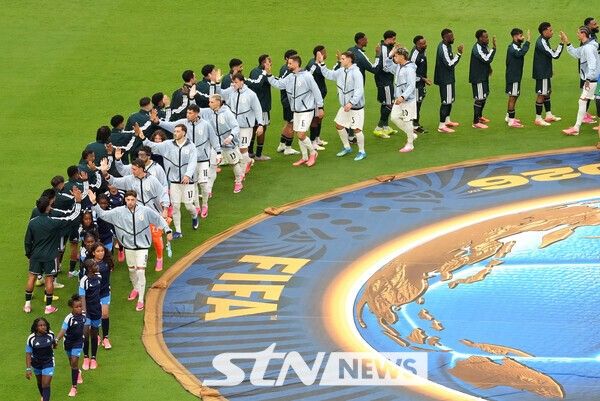 2026 국제축구연맹(FIFA) 북중미 월드컵 조별리그 H조 1차전 경기 시작 전 인사를 나누고 있다. / 사진=뉴시스(AP)