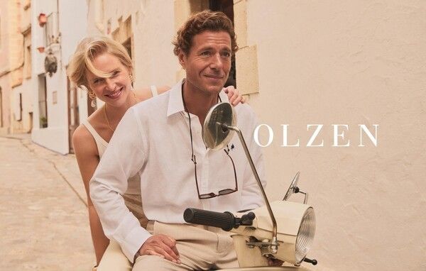 신성통상의 트래디셔널 감성 토탈 캐주얼 브랜드 올젠(OLZEN)이 올여름 ‘린넨’과 ‘시어서커’를 중심으로 여름 셔츠 포트폴리오를 강화하며 4050 남성들의 ‘웰에이징 룩’ 수요 공략에 나섰다.(▲신성통상 올젠 26SS 화보컷). /사진=신성통상