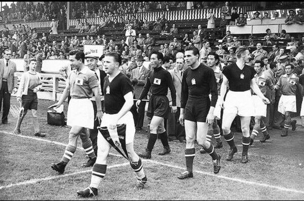 1954년 스위스 월드컵에서 한국팀이 입장하고 있다./사진=FIFA 아카이브