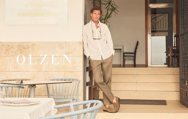 신성통상의 트래디셔널 감성 토탈 캐주얼 브랜드 올젠(OLZEN)이 올여름 ‘린넨’과 ‘시어서커’를 중심으로 여름 셔츠 포트폴리오를 강화하며 4050 남성들의 ‘웰에이징 룩’ 수요 공략에 나섰다.(▲신성통상 올젠 ‘패턴 시어서커 셔츠’ 화보컷). /사진=신성통상