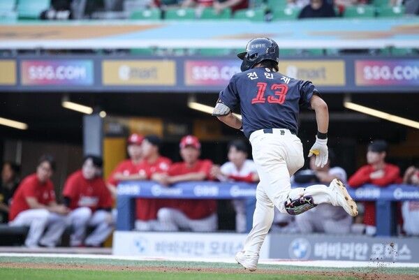 17일 롯데가 인천 SSG 랜더스필드에서 열린 SSG와 경기에서 2-1로 승리했다. (▲롯데 전민재, 4타수3타점 1홈런 1득점 2타점). /사진=롯데 자이언츠